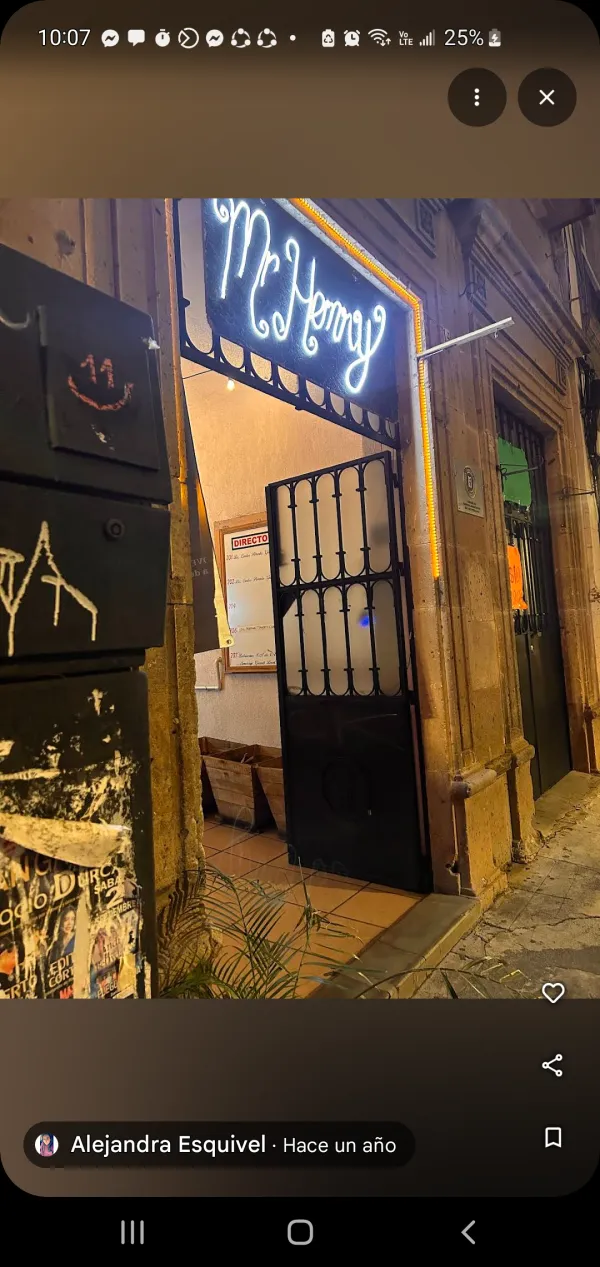 MR HENRY SHOW BAR venue