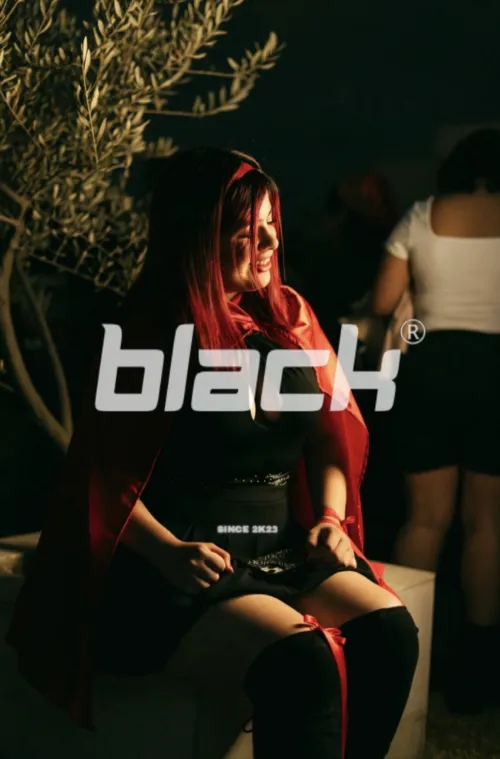 BLACK 