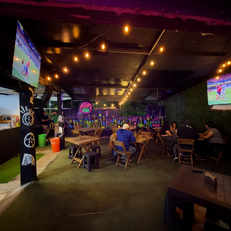 El Piraña de la Roma x Roof Vibe venue
