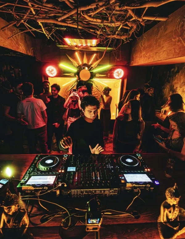 Rownd Takes Over Muli Bar 3.0