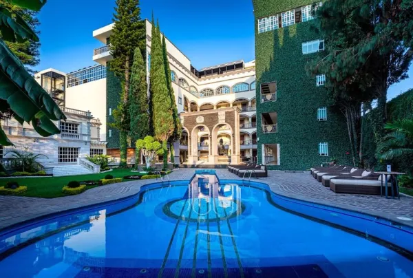 Pool party :: Hotel Mansión Solis